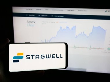 Stuttgart, Almanya - 06-24-2024: Amerikan pazarlama ve haberleşme şirketi Stagwell Inc. 'in logosunun bulunduğu cep telefonu web sayfasının önünde duruyor. Telefon ekranına odaklan.