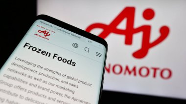 Stuttgart, Almanya - 06-24-2024: Japon gıda şirketi Ajinomoto Co. Inc. 'nin internet sitesi ile birlikte ticaret logosu önünde akıllı telefon. Telefon ekranının sol üst kısmına odaklan.