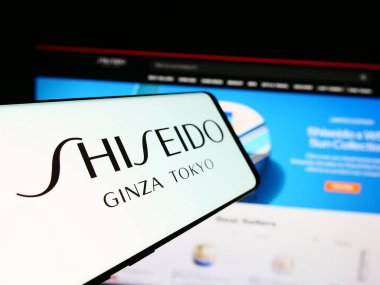Stuttgart, Almanya - 06-24-2024: Japon kozmetik şirketi Shiseido Co. Ltd. nin logosuyla birlikte cep telefonu. Telefon ekranının merkez soluna odaklan.