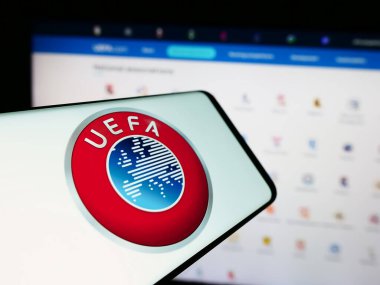 Stuttgart, Almanya - 06-25-2024: İnternet sitesi önünde Avrupa Futbol Federasyonları Birliği (UEFA) logosu bulunan akıllı telefon. Telefon ekranının merkez soluna odaklan.