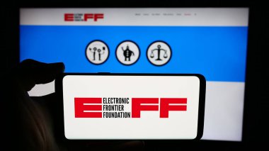 Stuttgart, Almanya - 06-26-2024: İnternet sayfası önünde Electronic Frontier Foundation (EFF) örgütünün logosu olan cep telefonu sahibi. Telefon ekranına odaklan.