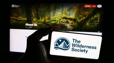 Stuttgart, Almanya - 06-27-2024: İnternet sitesi önünde ABD 'li arazi koruma kuruluşu The Wilderness Society' nin logosuna sahip kişi. Telefon ekranına odaklan.