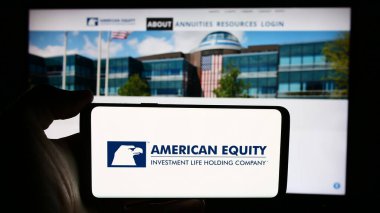 Stuttgart, Almanya - 07-01-2024: American Equity Investment Life Holding Company 'nin logosunun bulunduğu cep telefonu sahibi şirket web sitesi önünde. Telefon ekranına odaklan.
