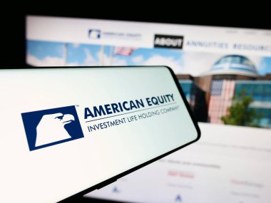 Stuttgart, Almanya - 07-01-2024: American Equity Investment Life Holding Company 'nin logosuna sahip akıllı telefon. Telefon ekranının merkez soluna odaklan.