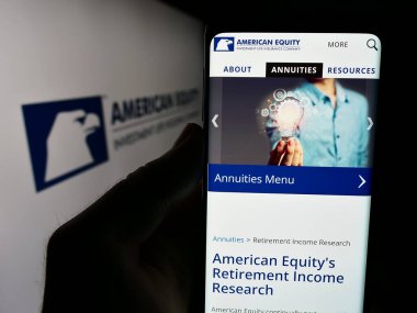 Stuttgart, Almanya - 07-01-2024: American Equity Investment Life Holding Company 'nin logo önündeki web sayfası ile cep telefonu tutan kişi. Telefon ekranının merkezine odaklan.
