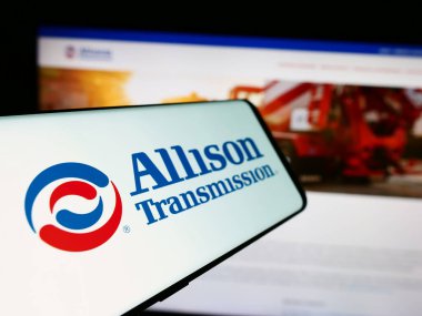 Stuttgart, Almanya - 07-01-2024: Amerikan şirketi Allison Transmission Holding 'in logosunun yer aldığı cep telefonu. Telefon ekranının soluna odaklan.