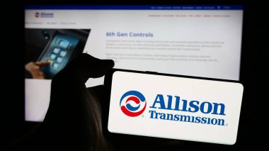 Stuttgart, Almanya - 07-01-2024: Amerikan şirketi Allison Transmission Holding Inc. 'nin logosunun bulunduğu cep telefonu web sayfasının önünde duruyor. Telefon ekranına odaklan.