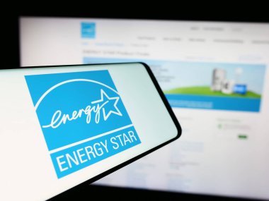 Stuttgart, Almanya - 07-01-2024: İnternet sitesinin önünde Amerikan enerji verimlilik programı logosu olan cep telefonu. Telefon ekranının merkezine odaklan.