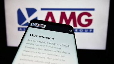 Stuttgart, Almanya - 07-01-2024: İş logosu önünde ABD 'li yayın kuruluşu Allen Media Group' un (AMG) web siteli akıllı telefon. Telefon ekranının sol üst kısmına odaklan.