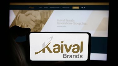 Stuttgart, Almanya - 07-01-2024: İnternet sitesi önünde üzerinde Kaival Brands Innovations Group Inc. logosu olan akıllı telefon sahibi kişi. Telefon ekranına odaklan.