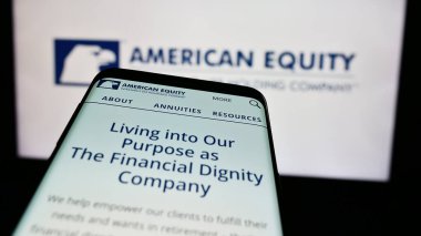 Stuttgart, Almanya - 07-01-2024: İş logosu önünde American Equity Investment Life Holding Company web sitesi ile cep telefonu. Telefon ekranının sol üst kısmına odaklan.