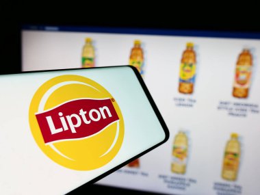Stuttgart, Almanya - 07-03-2024: İş dünyası web sitesinin önünde çay markası Lipton logosu bulunan akıllı telefon. Telefon ekranının merkez sağına odaklan.