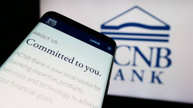 Stuttgart, Almanya - 07-03-2024: İş logosu önünde ABD 'li finans hizmetleri şirketi ACNB Corporation' ın web sitesiyle cep telefonu. Telefon ekranının sol üst kısmına odaklan.