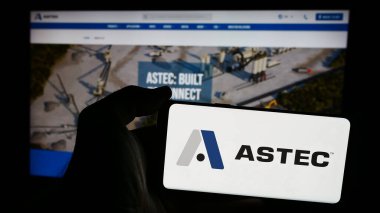 Stuttgart, Almanya - 07-03-2024: İnternet sitesi önünde ABD 'li ekipman şirketi Astec Industries Inc.' in logosuna sahip kişi. Telefon ekranına odaklan.