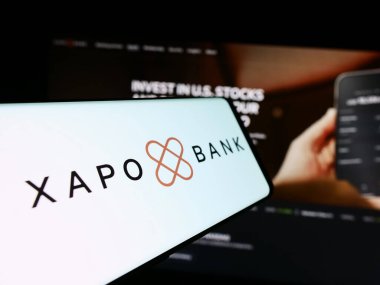Stuttgart, Almanya - 07-03-2024: Kripto bankacılık şirketi Xapo Holding Limited 'in logosuna sahip cep telefonu. Telefon ekranının merkezine odaklan.