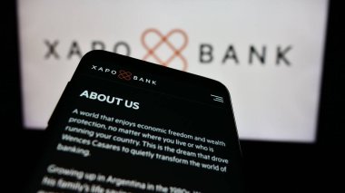 Stuttgart, Almanya - 07-03-2024: Kripto bankacılık şirketi Xapo Holding Limited 'in web sitesine sahip Smartphone iş logosu önünde. Telefon ekranının sol üst kısmına odaklan.