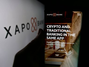 Stuttgart, Almanya - 07-03-2024: Kripto bankacılık şirketi Xapo Holding Limited 'in web sayfası olan cep telefonu sahibi kişi logonun önünde. Telefon ekranının merkezine odaklan.
