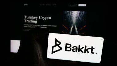Stuttgart, Almanya - 07-03-2024: İş sayfası önünde ABD 'li kripto ticaret şirketi Bakkt Holding Inc.' nin logosuna sahip cep telefonu sahibi kişi. Telefon ekranına odaklan.