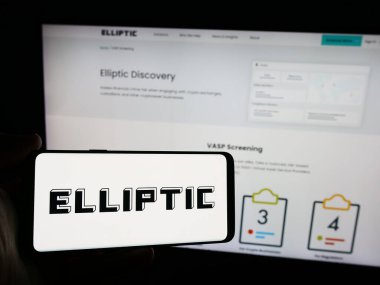 Stuttgart, Almanya - 07-03-2024: İngiliz blok şirketi Elliptic Enterprises Limited 'in logosuna sahip akıllı telefon sahibi kişi web sitesi önünde. Telefon ekranına odaklan.