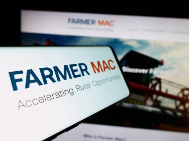 Stuttgart, Almanya - 07-03-2024: İnternet sitesi önünde Federal Tarım Mortgage Corporation (Çiftçi Mac) logosu olan cep telefonu. Telefon ekranının merkez soluna odaklan.