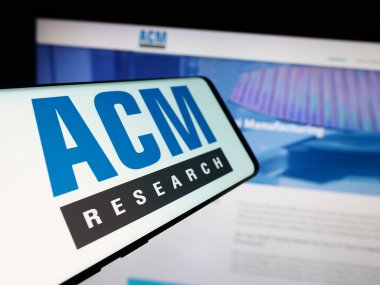 Stuttgart, Almanya - 07-03-2024: Amerikan yarı iletken şirketi ACM Research Inc. 'in logosuna sahip cep telefonu. Telefon ekranının soluna odaklan.