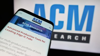 Stuttgart, Almanya - 07-03-2024: İş logosu önünde ABD 'li yarı iletken şirket ACM Research Inc.' in web sitesi ile akıllı telefon. Telefon ekranının sol üst kısmına odaklan.