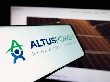 Stuttgart, Almanya - 07-03-2024: Amerikan güneş enerjisi şirketi Altus Power Inc. 'in logosuyla birlikte cep telefonu. Telefon ekranının merkez soluna odaklan.
