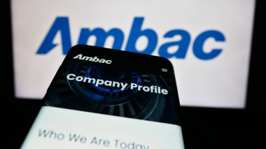 Stuttgart, Almanya - 07-03-2024: İş logosu önünde ABD 'li finans şirketi Ambac Financial Group Inc. Telefon ekranının sol üst kısmına odaklan.