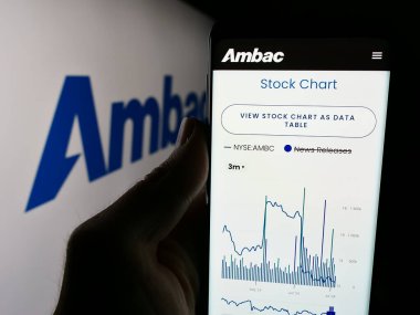 Stuttgart, Almanya - 07-03-2024: ABD 'li finans şirketi Ambac Financial Group Inc.' in web sitesi ile logo önünde cep telefonu tutan kişi. Telefon ekranının merkezine odaklan.