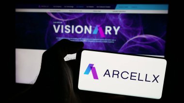 Stuttgart, Almanya - 07-03-2024: Sitenin önünde ABD 'li biyoteknoloji şirketi Arcellx Inc.' in logosuna sahip akıllı telefon sahibi kişi. Telefon ekranına odaklan.