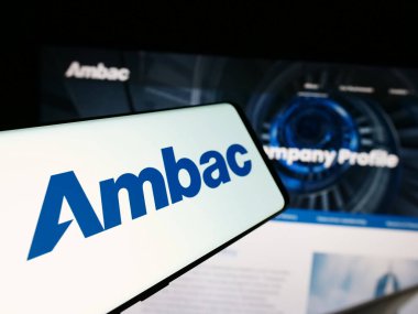 Stuttgart, Almanya - 07-03-2024: İnternet sitesi önünde Amerikan finans şirketi Ambac Financial Group Inc. 'in logosuna sahip cep telefonu. Telefon ekranının merkez soluna odaklan.