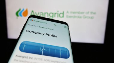 Stuttgart, Almanya - 07-03-2024: ABD 'li enerji hizmetleri şirketi Avangrid Inc.' in web sitesi ile ticaret logosu önünde akıllı telefon. Telefon ekranının sol üst kısmına odaklan.
