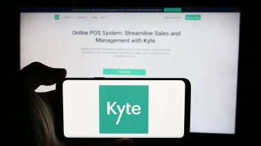 Stuttgart, Almanya - 07-04-2024: Brezilyalı POS şirketi Kyte Tecnologia de Software Ltda 'nın logosuna sahip kişi. Web sayfasının önünde. Telefon ekranına odaklan.