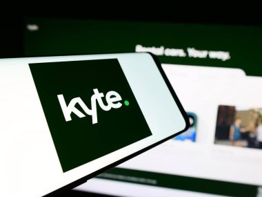 Stuttgart, Almanya - 07-04-2024: İş dünyası web sitesi önünde üzerinde Kyte Systems Inc. 'in logosu bulunan cep telefonu. Telefon ekranının merkez soluna odaklan.
