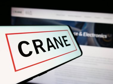 Stuttgart, Almanya - 07-04-2024: Amerikan endüstriyel ürün şirketi Crane Co. 'nun logolu akıllı telefon. Telefon ekranının soluna odaklan.