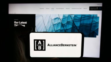 Stuttgart, Almanya - 07-04-2024: Web sayfası önünde ABD 'li yatırım şirketi AllianceBernstein Holding L.P. (AB) logosuna sahip kişi. Telefon ekranına odaklan.