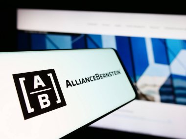 Stuttgart, Almanya - 07-04-2024: İnternet sitesi önünde ABD 'li yatırım şirketi AllianceBernstein Holding L.P. (AB) logosuna sahip akıllı telefon. Telefon ekranının merkez soluna odaklan.