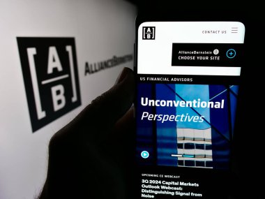 Stuttgart, Almanya - 07-04-2024: ABD 'li yatırım şirketi AllianceBernstein Holding L.P.' nin (AB) web sitesiyle logo önünde cep telefonu. Telefon ekranının merkezine odaklan.