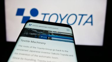 Stuttgart, Almanya - 07-05-2024: Japon makine şirketi Toyota Industries Corporation 'ın logo önündeki web sayfası ile cep telefonu. Telefon ekranının sol üst kısmına odaklan.