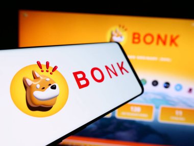 Stuttgart, Almanya - 07-05-2024: Bonk Inu adlı köpek madeni para şirketinin logosunun yer aldığı akıllı telefon. Telefon ekranının merkez soluna odaklan.