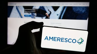 Stuttgart, Almanya - 07-05-2024: İnternet sitesi önünde ABD 'li yenilenebilir enerji şirketi Ameresco Inc.' in logosuna sahip kişi. Telefon ekranına odaklan.