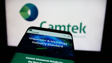 Stuttgart, Almanya - 07-05-2024: İsrailli metroloji ekipman şirketi Camtek Ltd. 'nin web sitesi ile birlikte iş logosu önünde cep telefonu. Telefon ekranının sol üst kısmına odaklan.