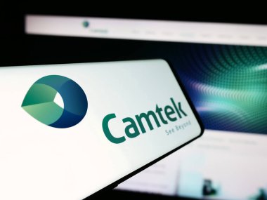 Stuttgart, Almanya - 07-05-2024: İsrailli metroloji ekipman şirketi Camtek Ltd. 'nin logosuna sahip cep telefonu. Telefon ekranının soluna odaklan.