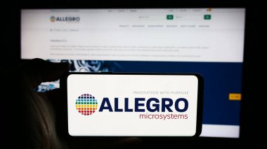 Stuttgart, Almanya - 07-05-2024: İş sayfası önünde ABD 'li yarı iletken şirket Allegro MicroSystems Inc.' in logosuna sahip kişi. Telefon ekranına odaklan.