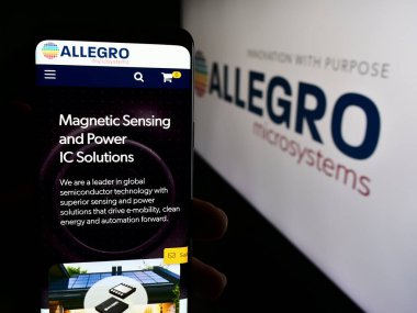 Stuttgart, Almanya - 07-05-2024: Logo önünde ABD 'li yarı iletken şirket Allegro MicroSystems Inc.' in web sayfası ile cep telefonu tutan kişi. Telefon ekranının merkezine odaklan.