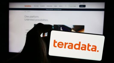 Stuttgart, Almanya - 07-05-2024: Amerikan veritabanı yazılım şirketi Teradata Corporation 'ın logosunun bulunduğu cep telefonu web sayfasının önünde duruyor. Telefon ekranına odaklan.