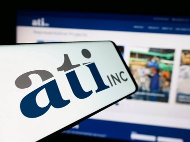 Stuttgart, Almanya - 07-05-2024: Amerikan özel malzeme şirketi ATI Inc. 'in logosunun yer aldığı cep telefonu. Telefon ekranının merkez soluna odaklan.