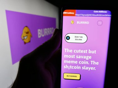 Stuttgart, Almanya - 07-05-2024: Logonun önünde meme para BURRD web sitesi bulunan kişi. Telefon ekranının merkezine odaklan.