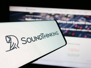 Stuttgart, Almanya - 07-05-2024: İnternet sitesi önünde SoundThinking Inc. 'in logosuna sahip akıllı telefon. Telefon ekranının merkez soluna odaklan.