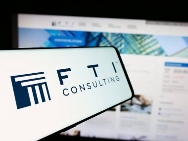 Stuttgart, Almanya - 07-06-2024: İnternet sitesi önünde üzerinde Amerikan iş danışmanlığı şirketi FTI Danışmanlık Şirketi logosu bulunan cep telefonu. Telefon ekranının merkez soluna odaklan.